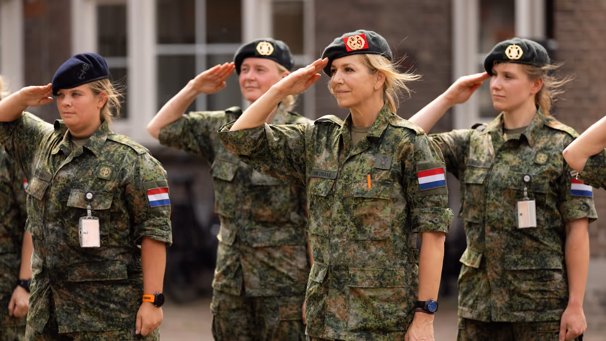 Koningin Máxima brengt de groet.