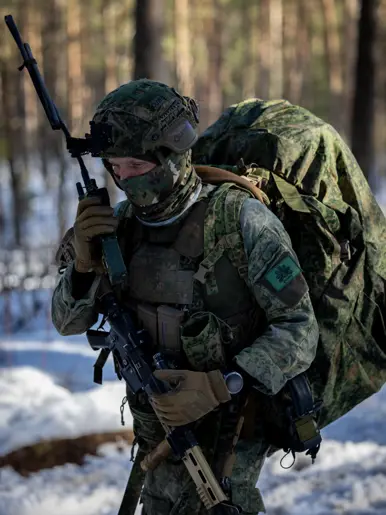 Links: een militair met wapen, rechts: een bokaal.