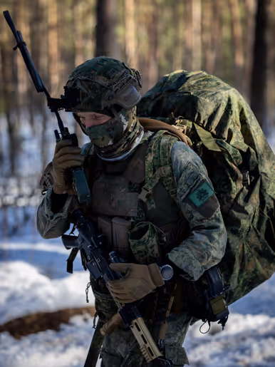 Links: een militair met wapen, rechts: een bokaal.