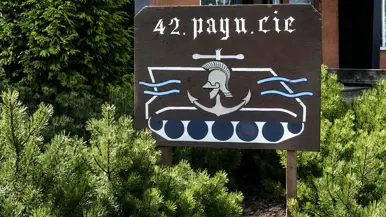 Een bord met een wapenschild en de woorden 42 pagncie.    
