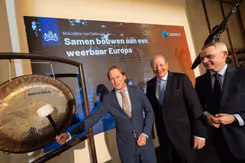 Staatssecretaris Tuinman slaat op de gong op de beursvloer van Euronext Amsterdam.