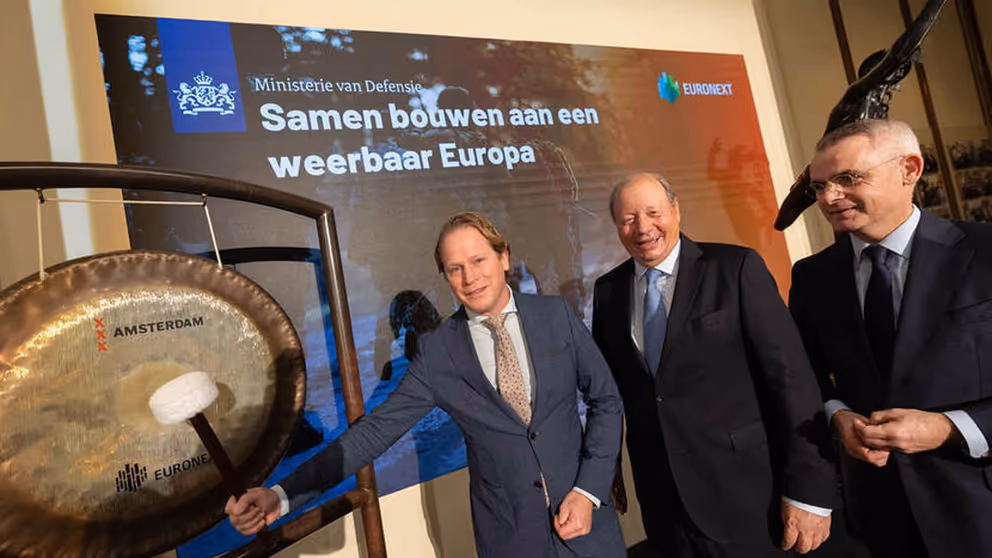 Staatssecretaris Tuinman slaat op de gong op de beursvloer van Euronext Amsterdam.