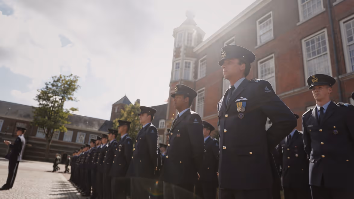 Militairen staan in dagelijks tenue aangetreden.