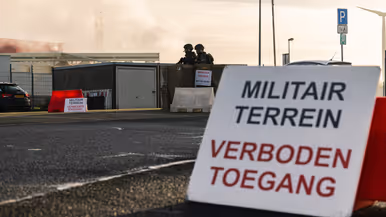 Een bord met verboden toegang.