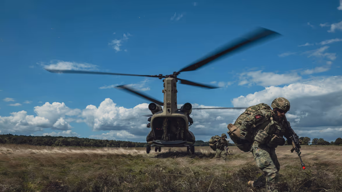 Diverse militairen stappen uit de Chinook, die zojuist is geland op de Ginkelse Heide.