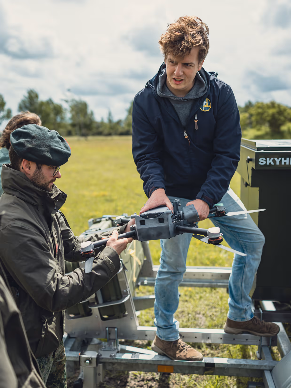 Iemand van Tective Robotics geeft uitleg over een drone 