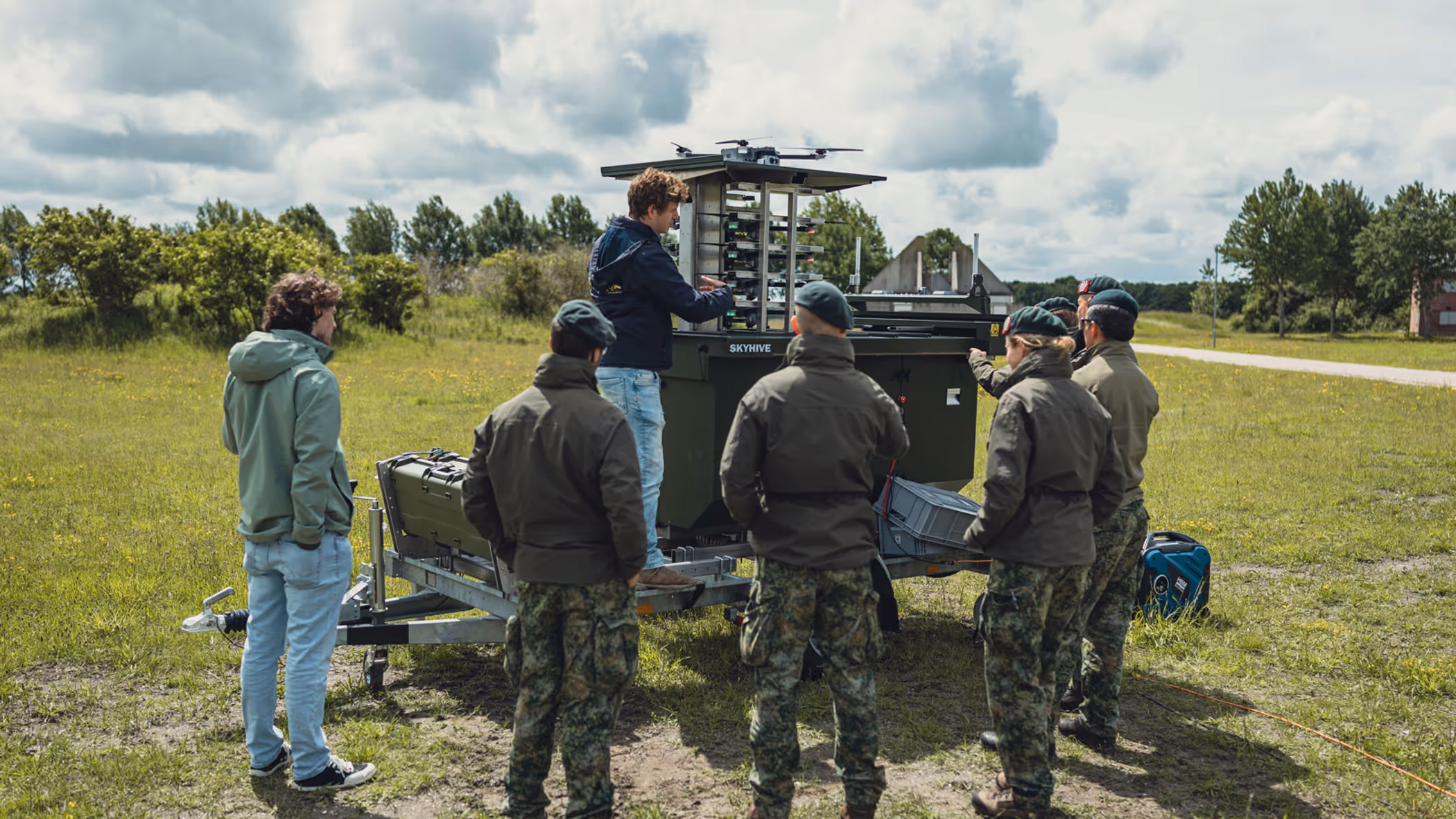  Reservisten staan om SkyHive heen
