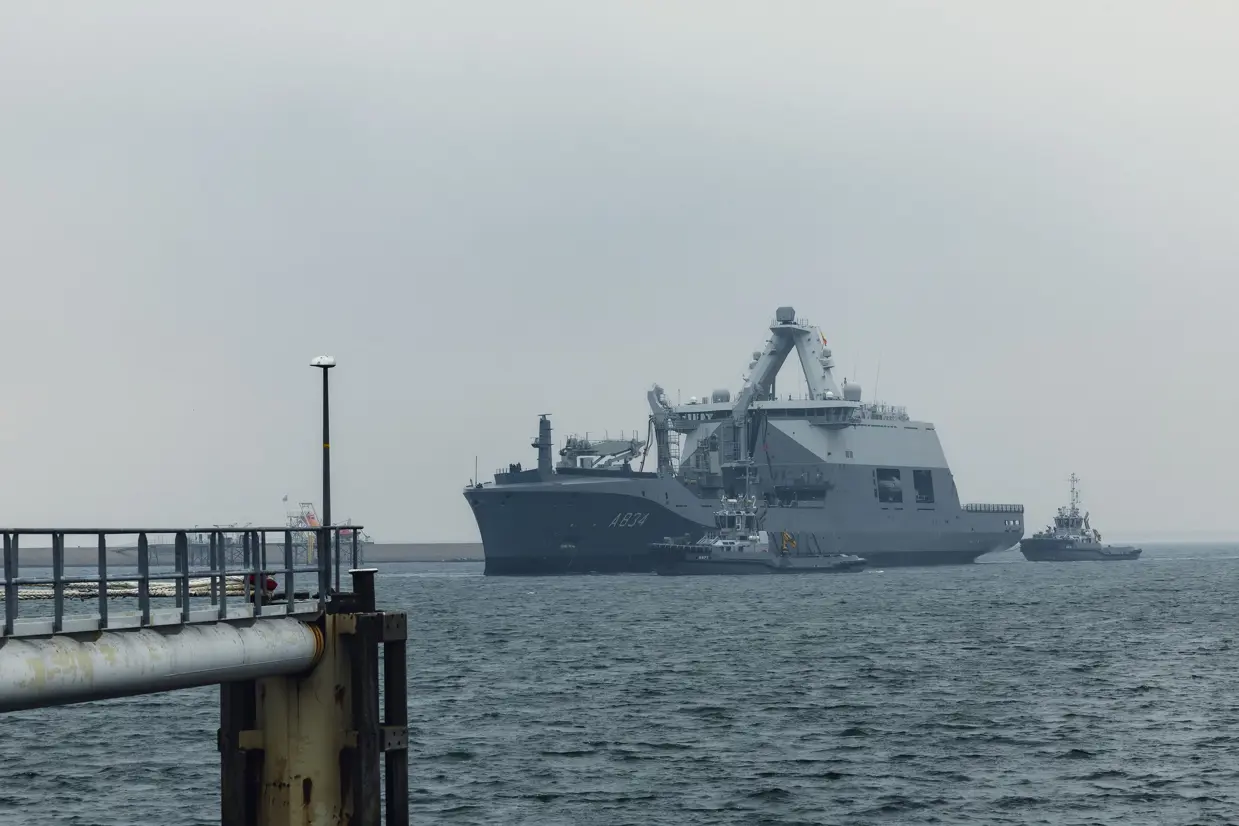 Zr.Ms. Den Helder op zee vlak bij de haven.