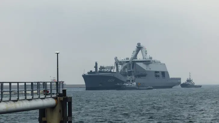 Zr.Ms. Den Helder op zee vlak bij de haven.