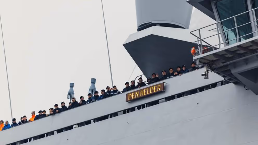 Zijaanzicht van bevoorradingsschip 'Den Helder'.