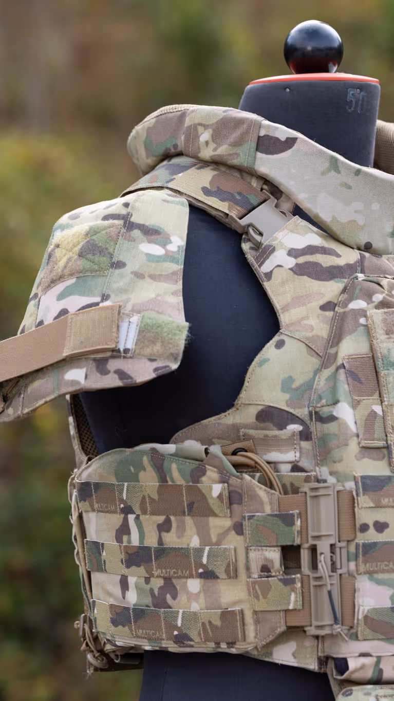 een scherfvest op een paspop 