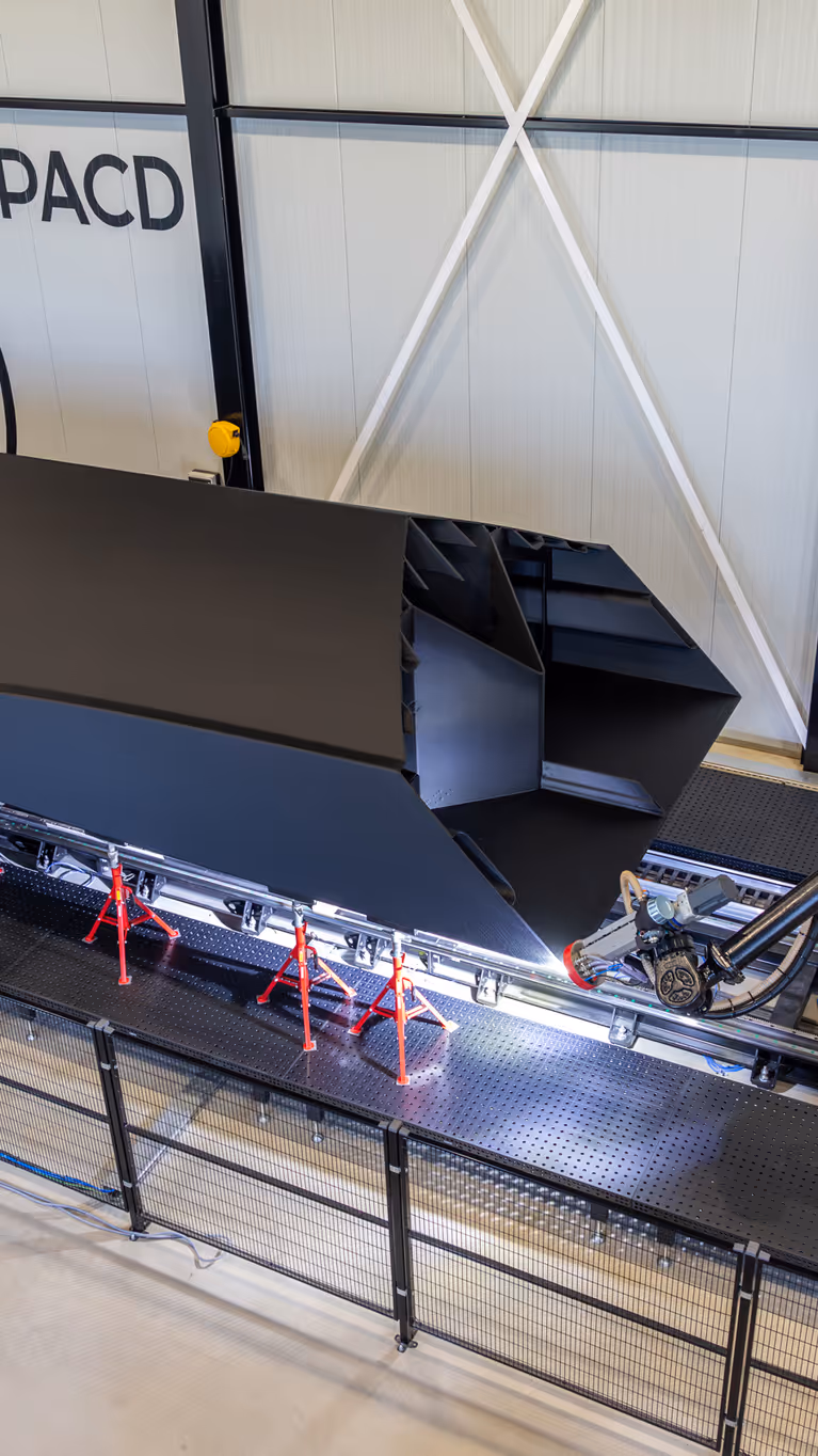 Een luchtfoto van de romp van een 3d-geprinte boot.