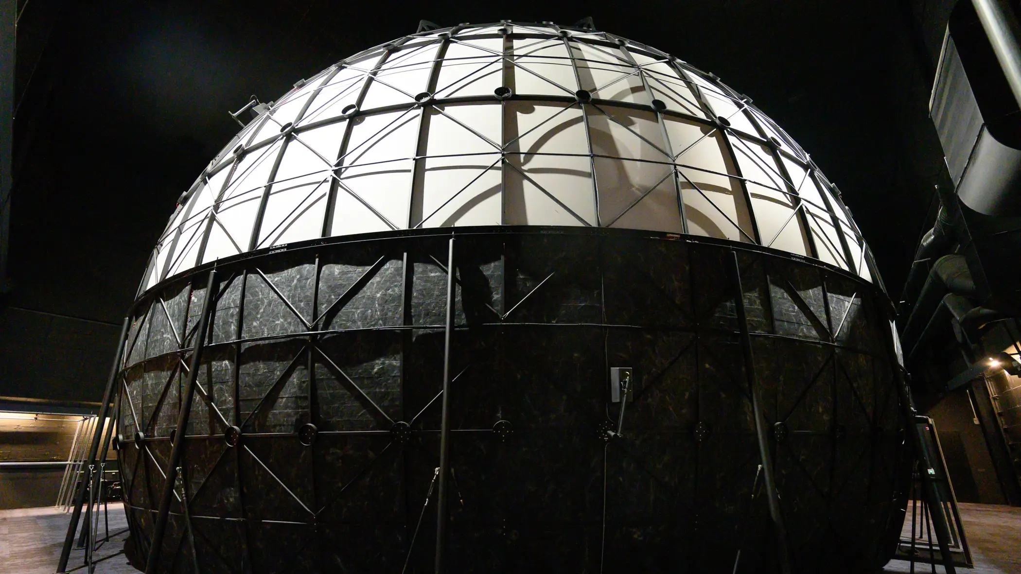 Foto van de buitenkant van de Advanced Stinger Trainer. Dit is een zwart-witte dome.