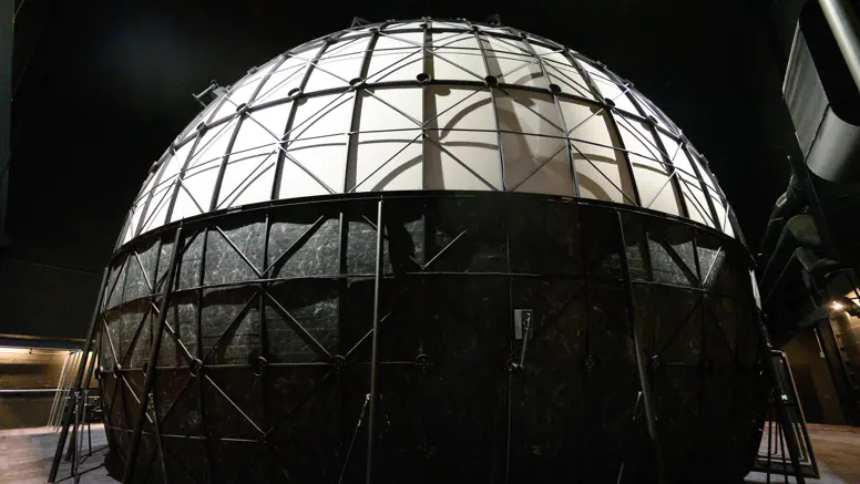 Foto van de buitenkant van de Advanced Stinger Trainer. Dit is een zwart-witte dome.