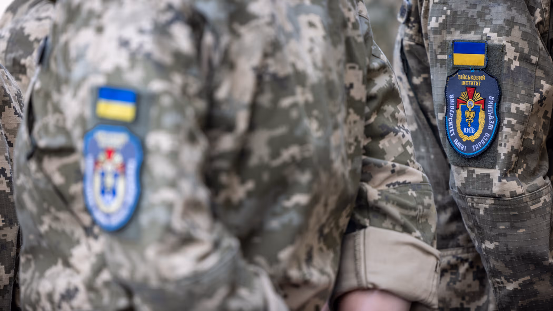 militairen met Oekraïne-patch