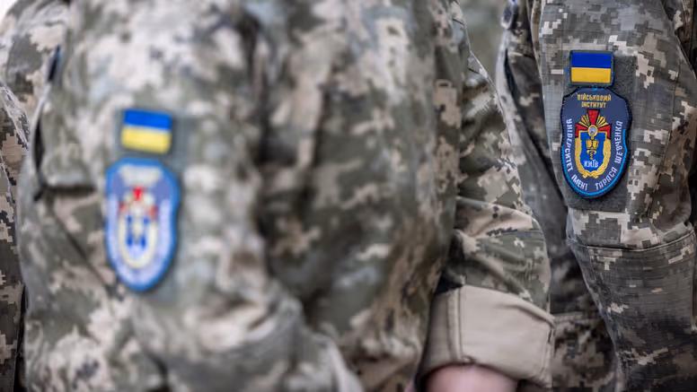 militairen met Oekraïne-patch