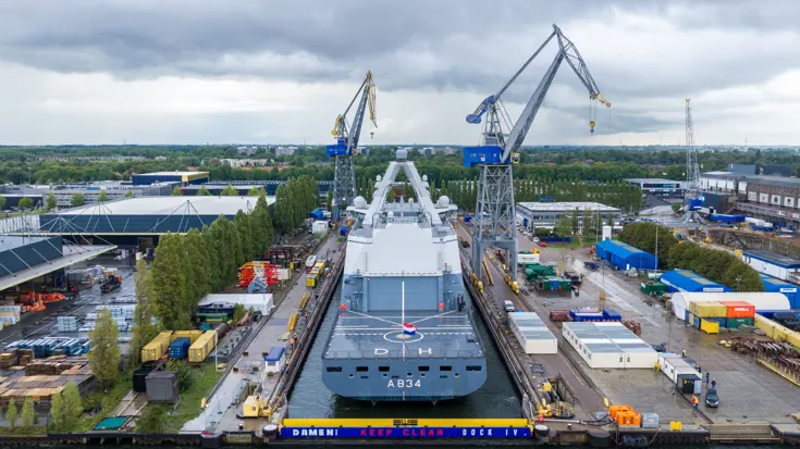 fregat Zr. Ms. Den Helder ligt in het dok van Damen Shiprepair Amsterdam