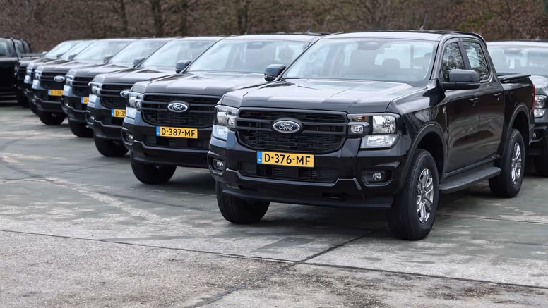 Drie zwarte Ford 4x4-voertuigen staan schuin naast elkaar opgesteld. 