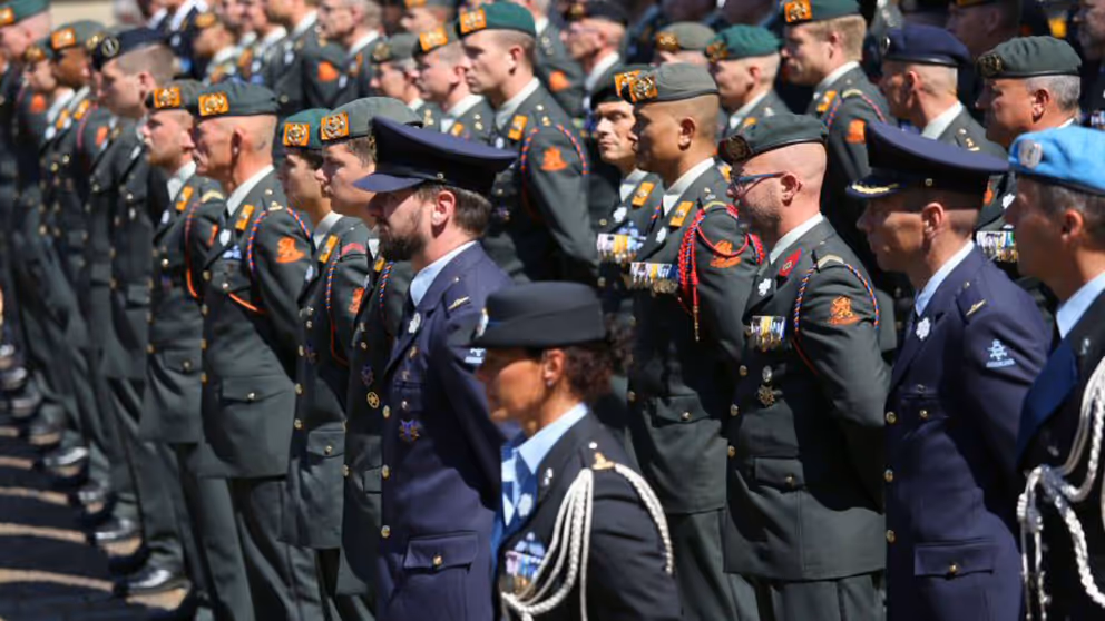 Militairen opgesteld met medailles op de revers