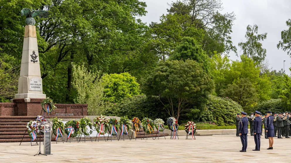 Kransen bij het Monument voor Gevallen Vliegers op de voormalige Vliegbasis Soesterberg.