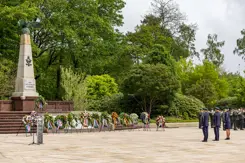 Kransen bij het Monument voor Gevallen Vliegers op de voormalige Vliegbasis Soesterberg.