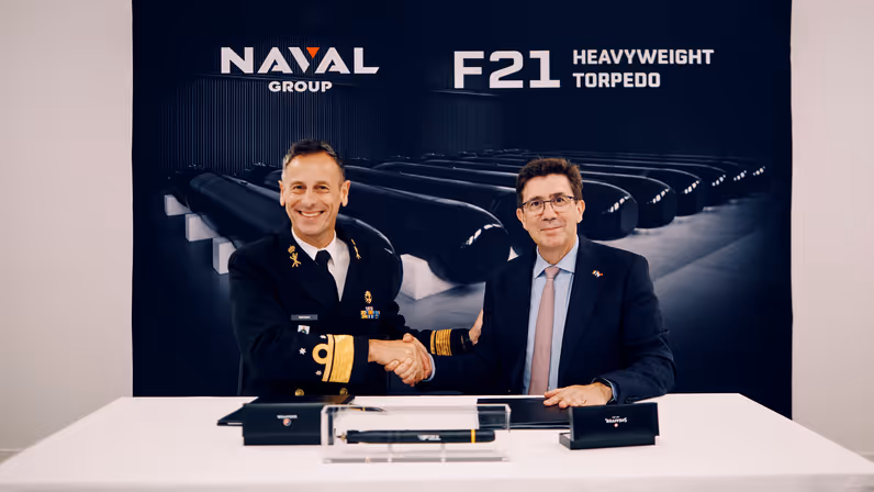 Nederlandse COMMIT-commandant en Franse ceo van Naval schudden de hand. 
