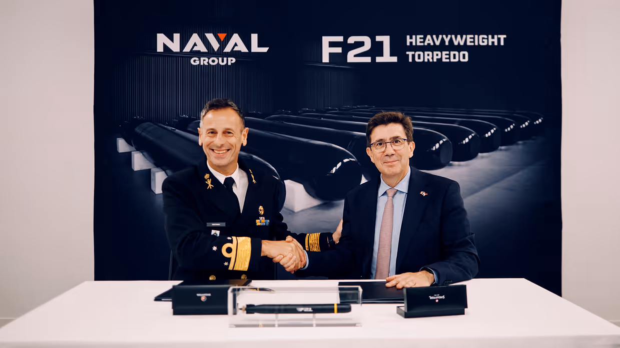 Nederlandse COMMIT-commandant en Franse ceo van Naval schudden de hand. 