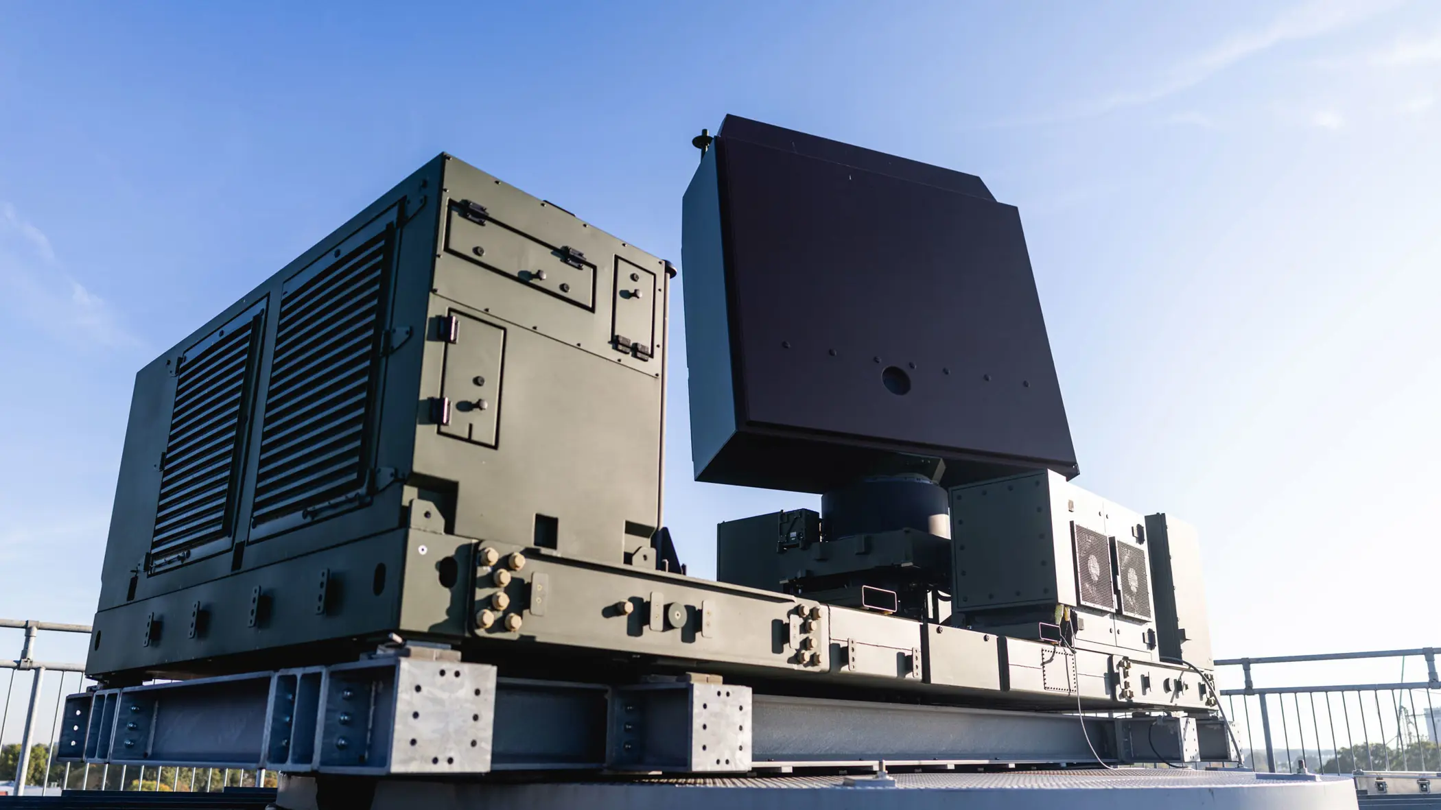 Een radar op het dak bij Thales in Hengelo.