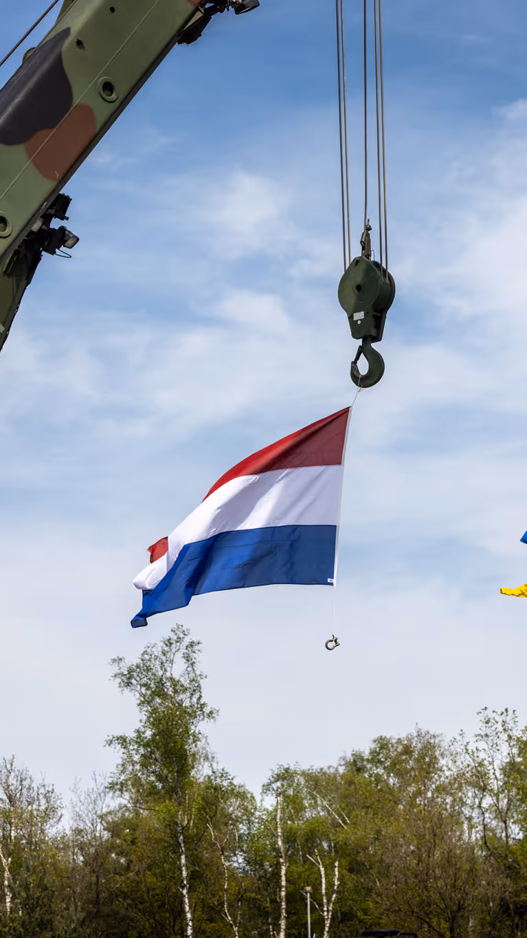 Nederlandse en Oekraïense vlag naast elkaar.