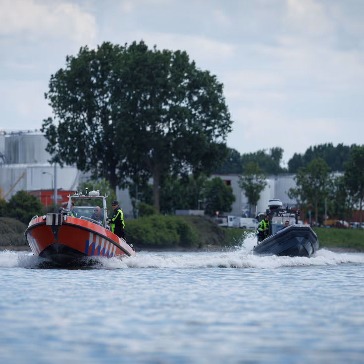 Vaartuigen van de brandweer en Marechaussee op het water. 