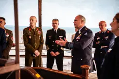De generaal praat tegen collega's.
