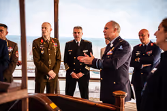 De generaal praat tegen collega's.