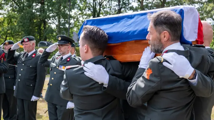 Militairen dragen de kist van een overleden militair.