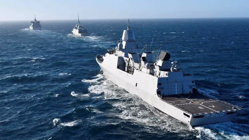 Zr.Ms. Evertsen vaart op zee.