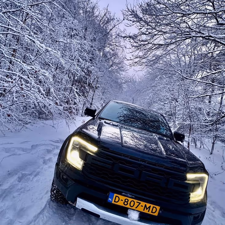 Voertuig van de Marechaussee in de sneeuw.