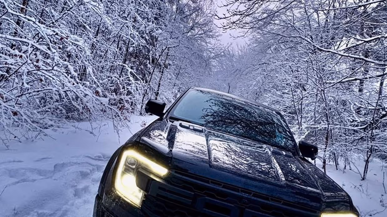 Voertuig van de Marechaussee in de sneeuw.