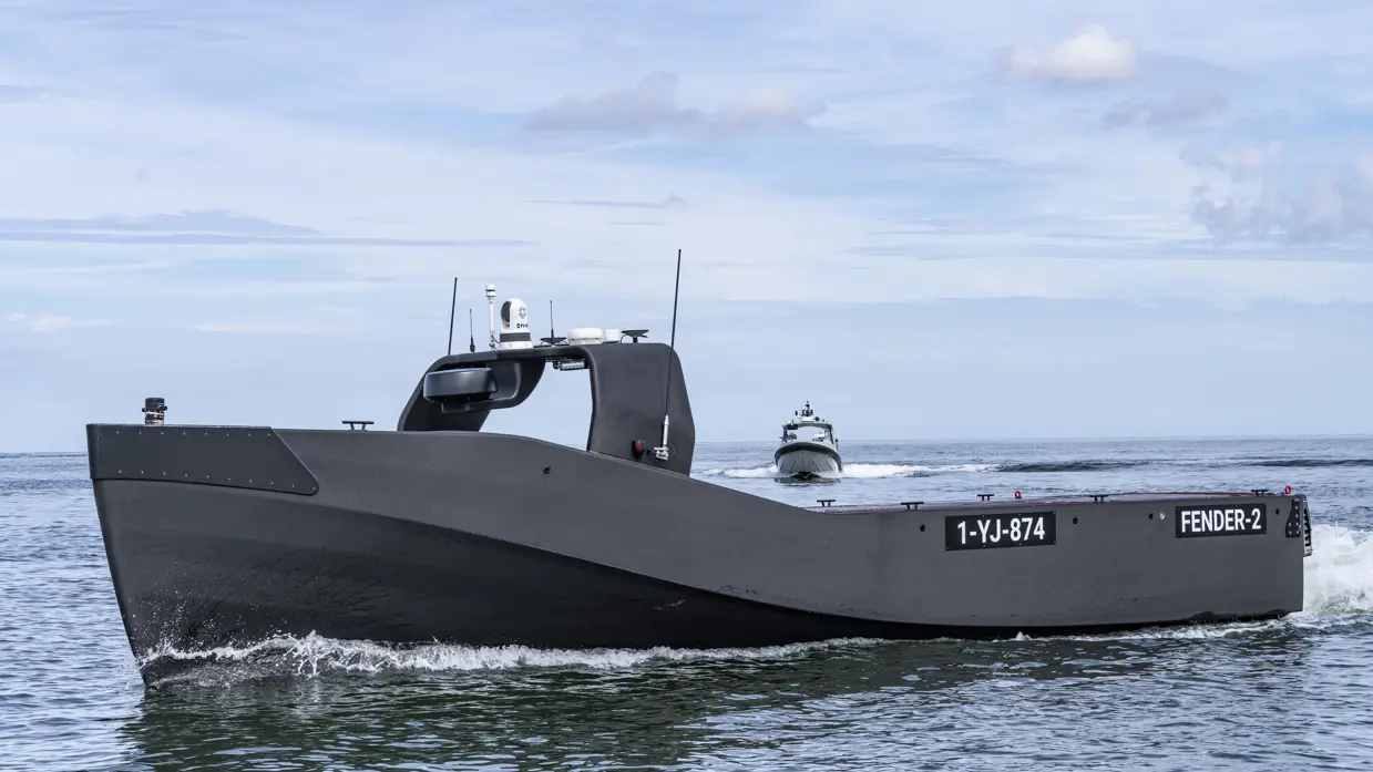Een grijs-zwart onbemand vaartuig op zee.