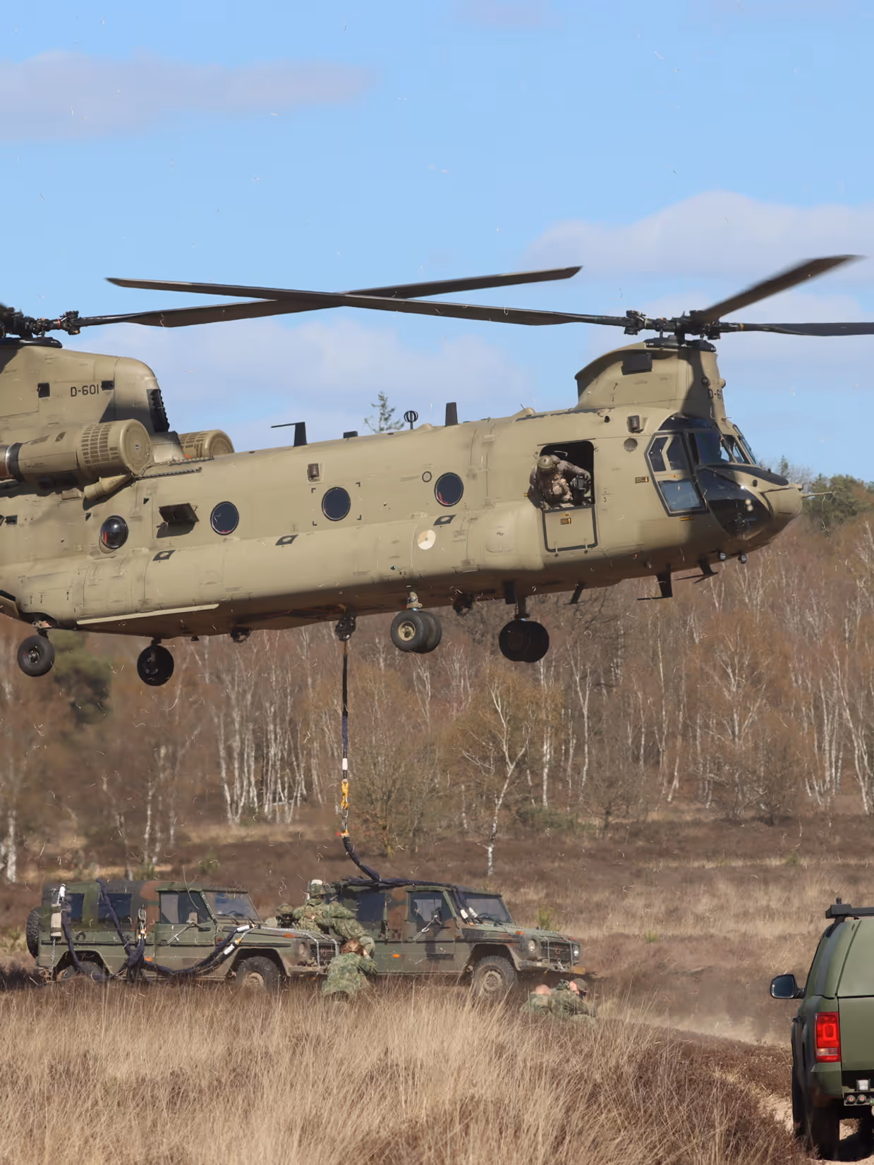 Links: militairen te velde, met op de achtergrond een militaire helikopter. Rechts: Een helikopter stijgt op, eronder is een auto bevestigd aan een kabel.