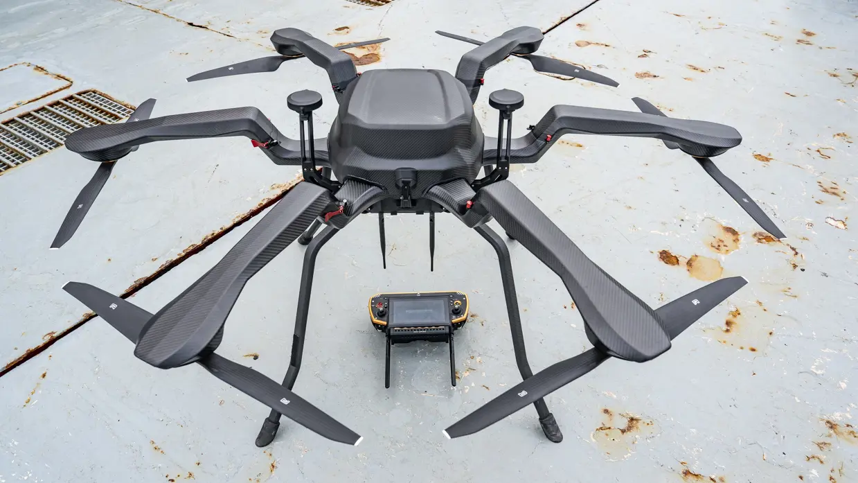 Een drone plus afstandsbediening op de grond.