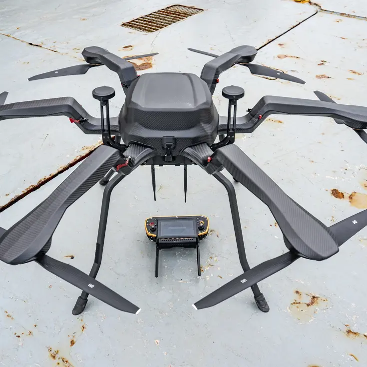 Een drone plus afstandsbediening op de grond.