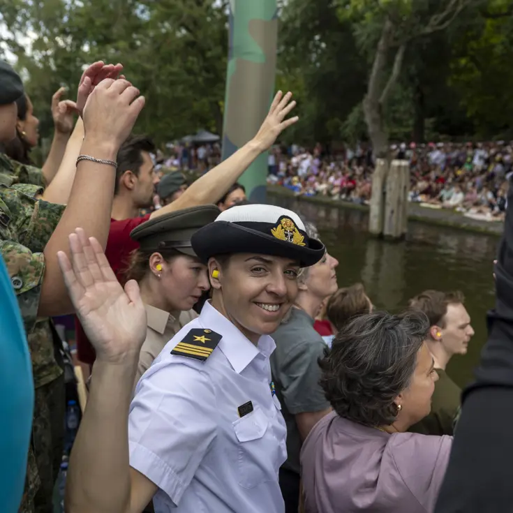 Militairen en burgermedewerkers op een boot bij de Canal Parade.
