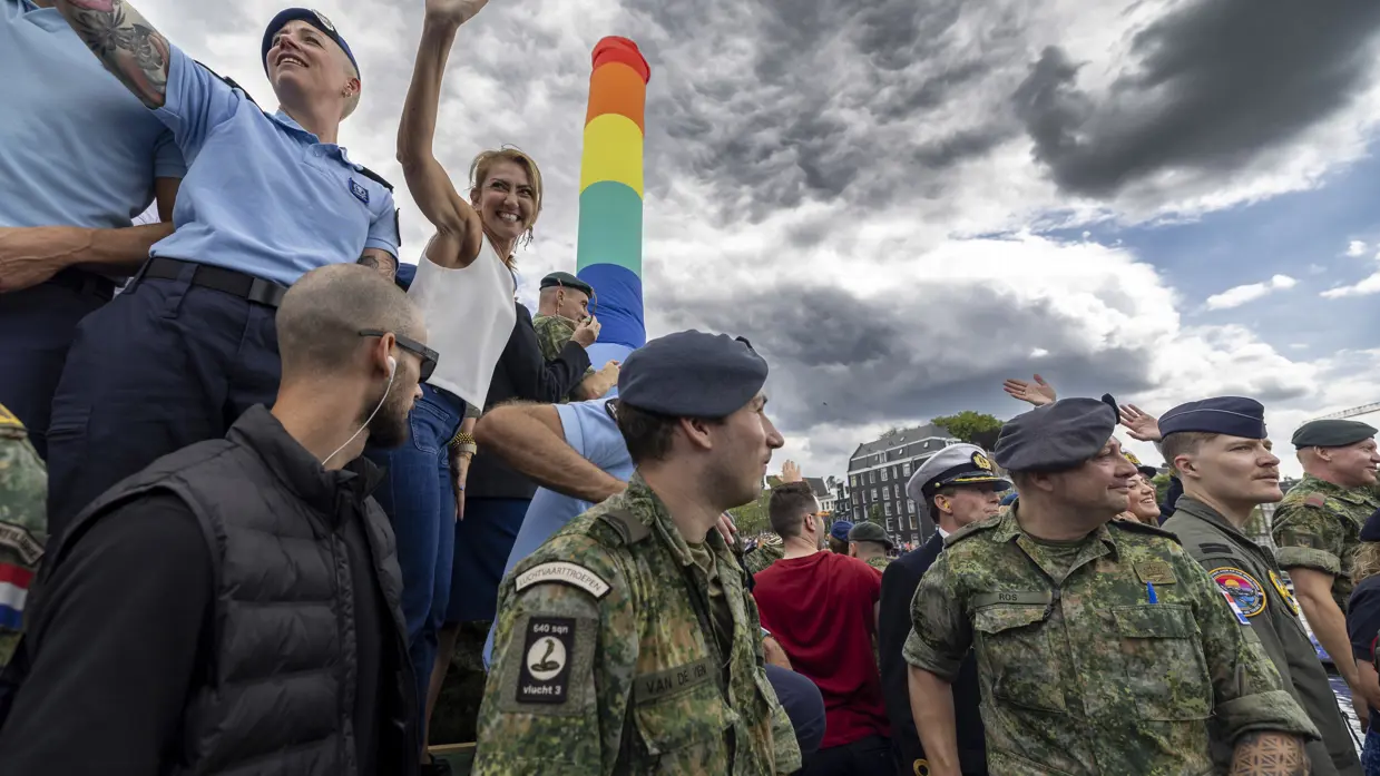 Militairen en burgermedewerkers op een boot bij de Canal Parade.