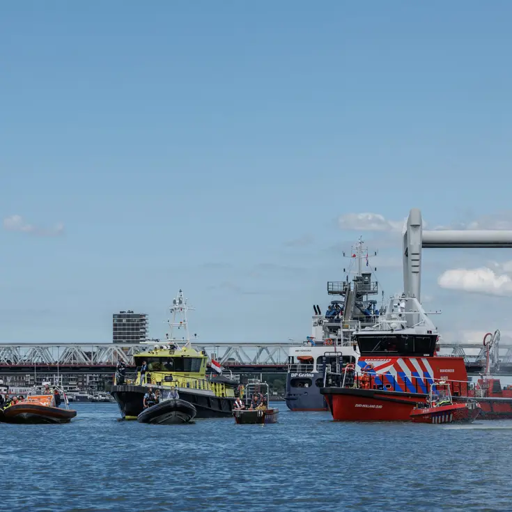 Vaartuigen van de Marechaussee, brandweer, Rijkswaterstaat, KNRM en douane op een rij.