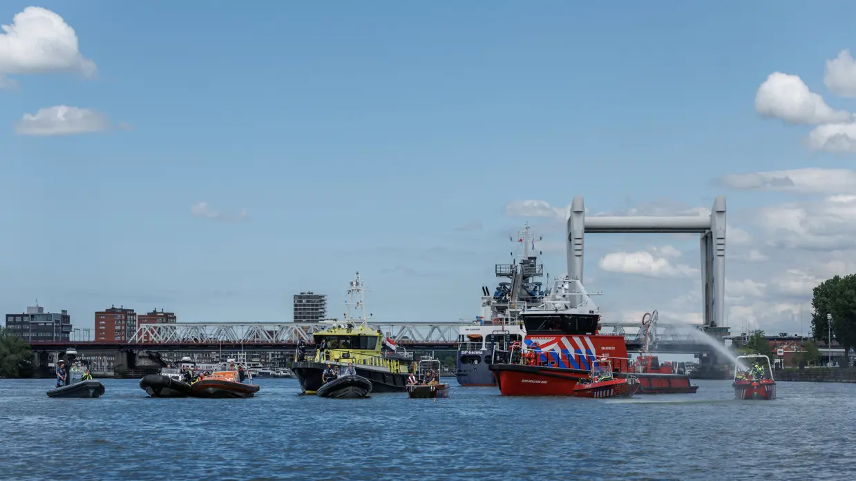Vaartuigen van de Marechaussee, brandweer, Rijkswaterstaat, KNRM en douane op een rij.