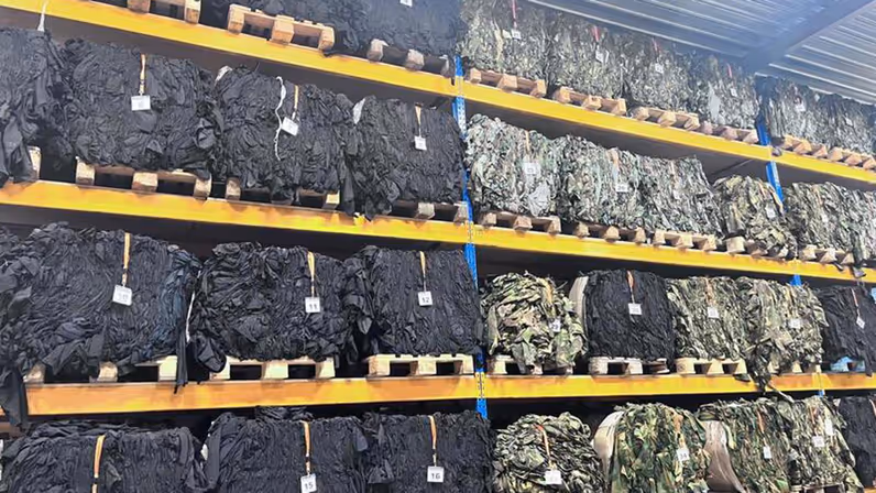 Een baal militaire kledij in een kast. 