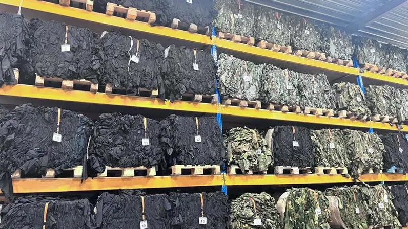 Een baal militaire kledij in een kast. 