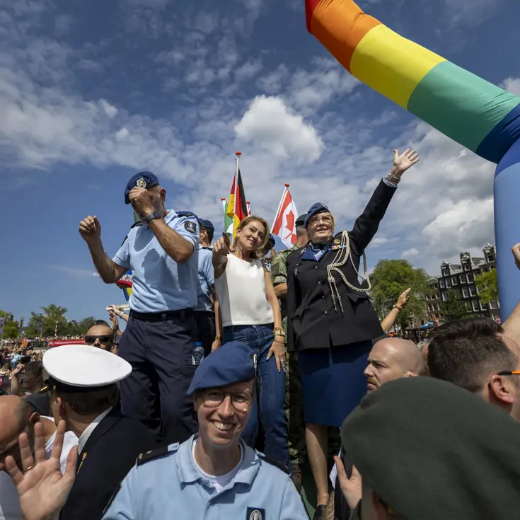 Militairen en burgermedewerkers op een boot bij de Canal Parade.