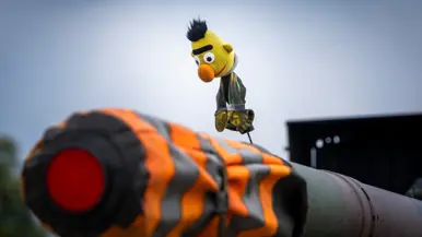 Een pop van Bert uit Sesamstraat op de vuurmond van de tank.
