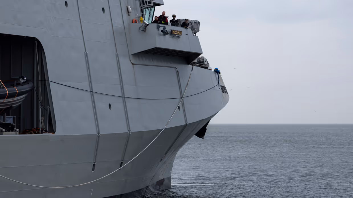 Het voorste gedeelte van het varende marineschip. Op de afbeelding is de brug te zien, waarop enkele militairen van de marine staan. 