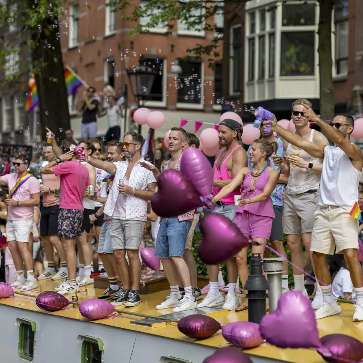 Militairen en burgermedewerkers op een boot bij de Canal Parade.